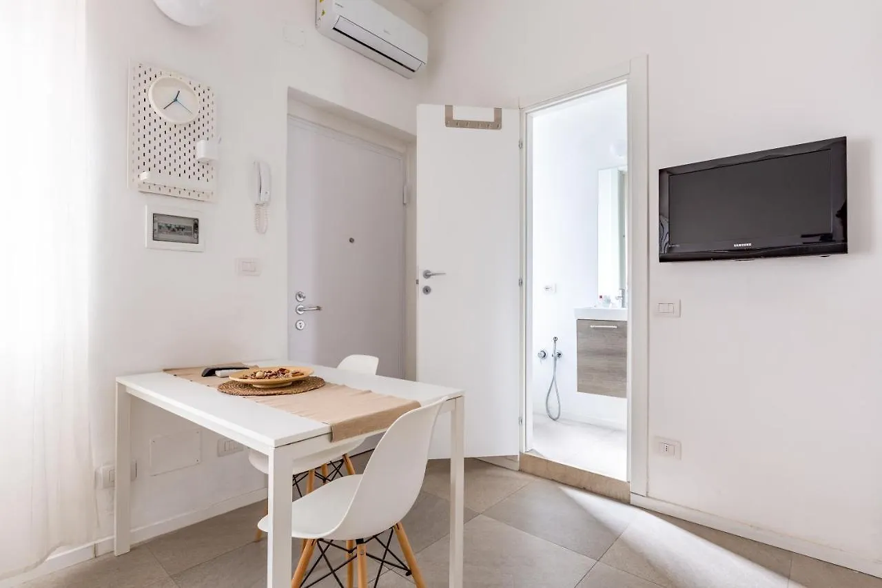 Διαμέρισμα Cosy Studio With Shared Terrace! Μιλάνο